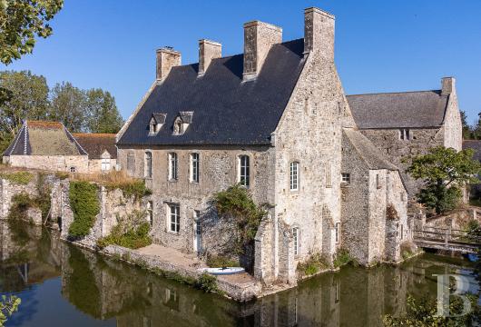 basse-normandie - À 30 km de Cherbourg, à mi-chemin entre les côtes du Cotentin, une ferme manoriale du 16e s., ses dépendances et près de 52 ha de terres